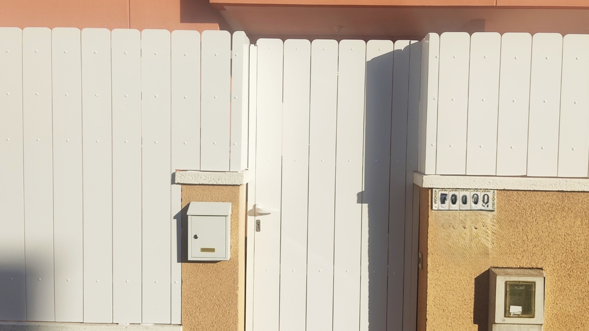 Valla pv con puerta